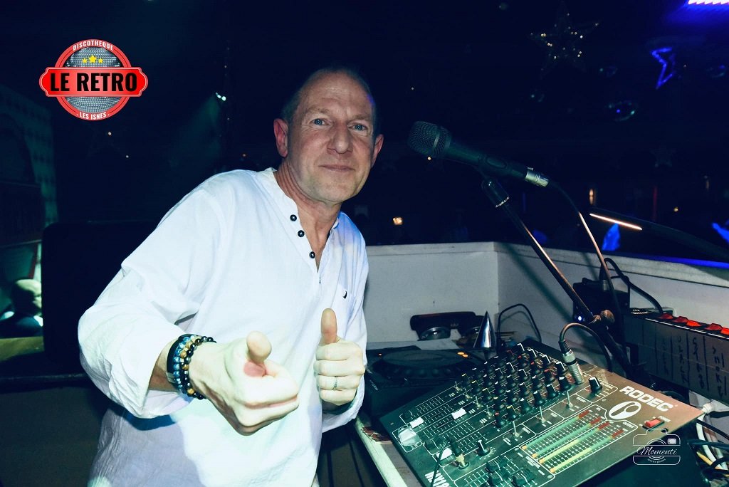 DJ Jean-Luc mixant les meilleurs tubes dans le club Rétro Discothèque Belgique