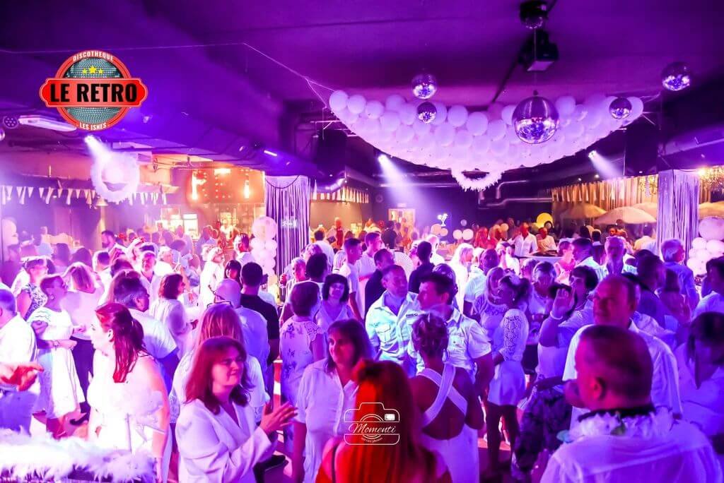 Soirée Nostalgie Party pleine à craquer - Ambiance festive en boite de nuit