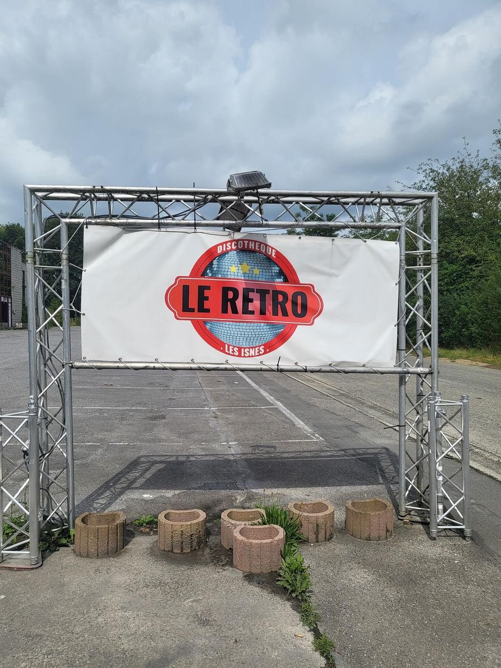 Entrée illuminée du Rétro Discothèque - Accueil Soirée Nostalgie Party à Gembloux