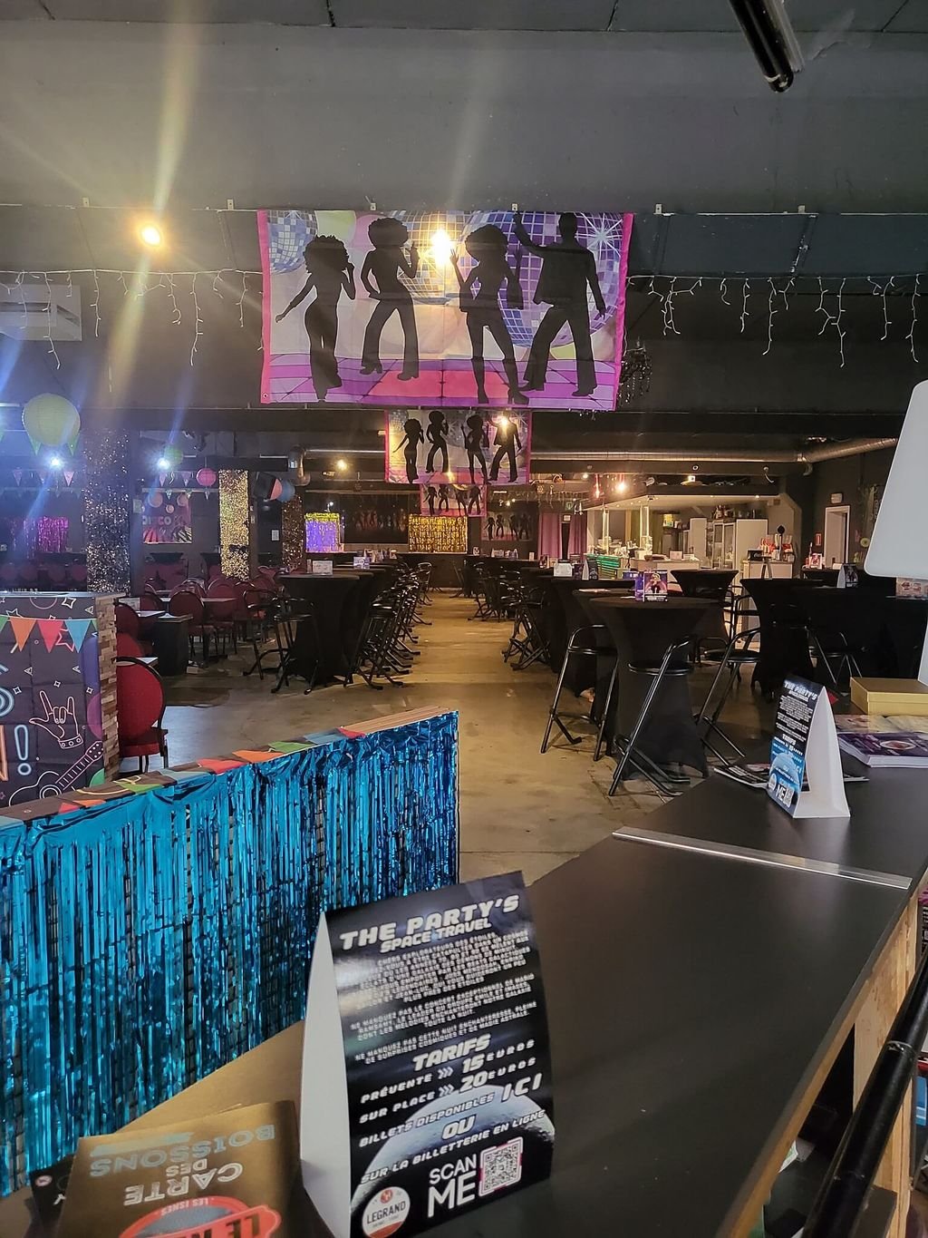 Entrée de la salle principale - Ambiance au Rétro Discothèque