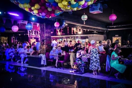 Soirée Génération 2000 au Rétro Club Gembloux - Ambiance club du vendredi soir